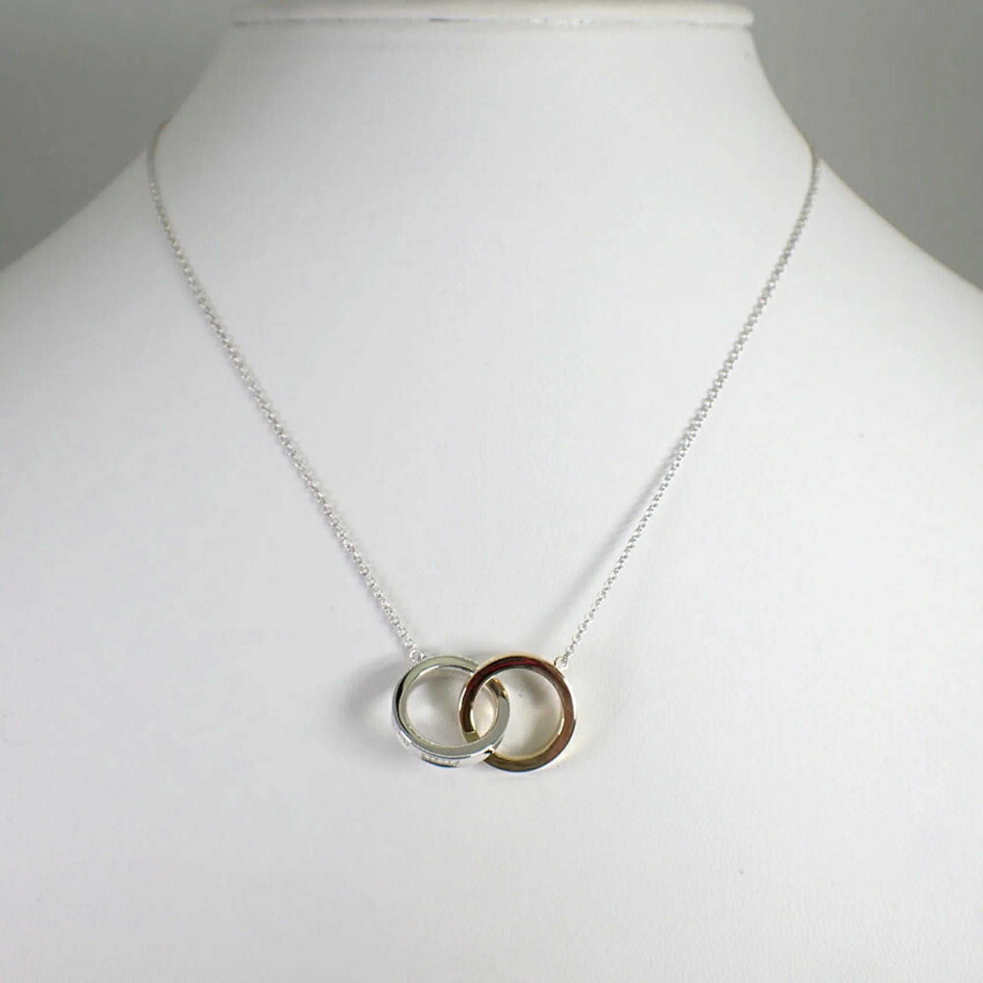 Interlocking Circle Necklace O925